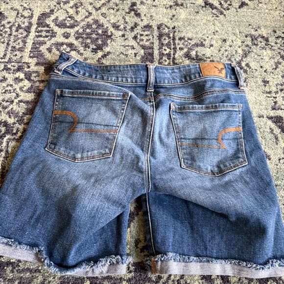 American Eagle Outfitters Y2K Denim Faded Medium Wash Bermuda Shorts Size 4 - Picture 6 of 8